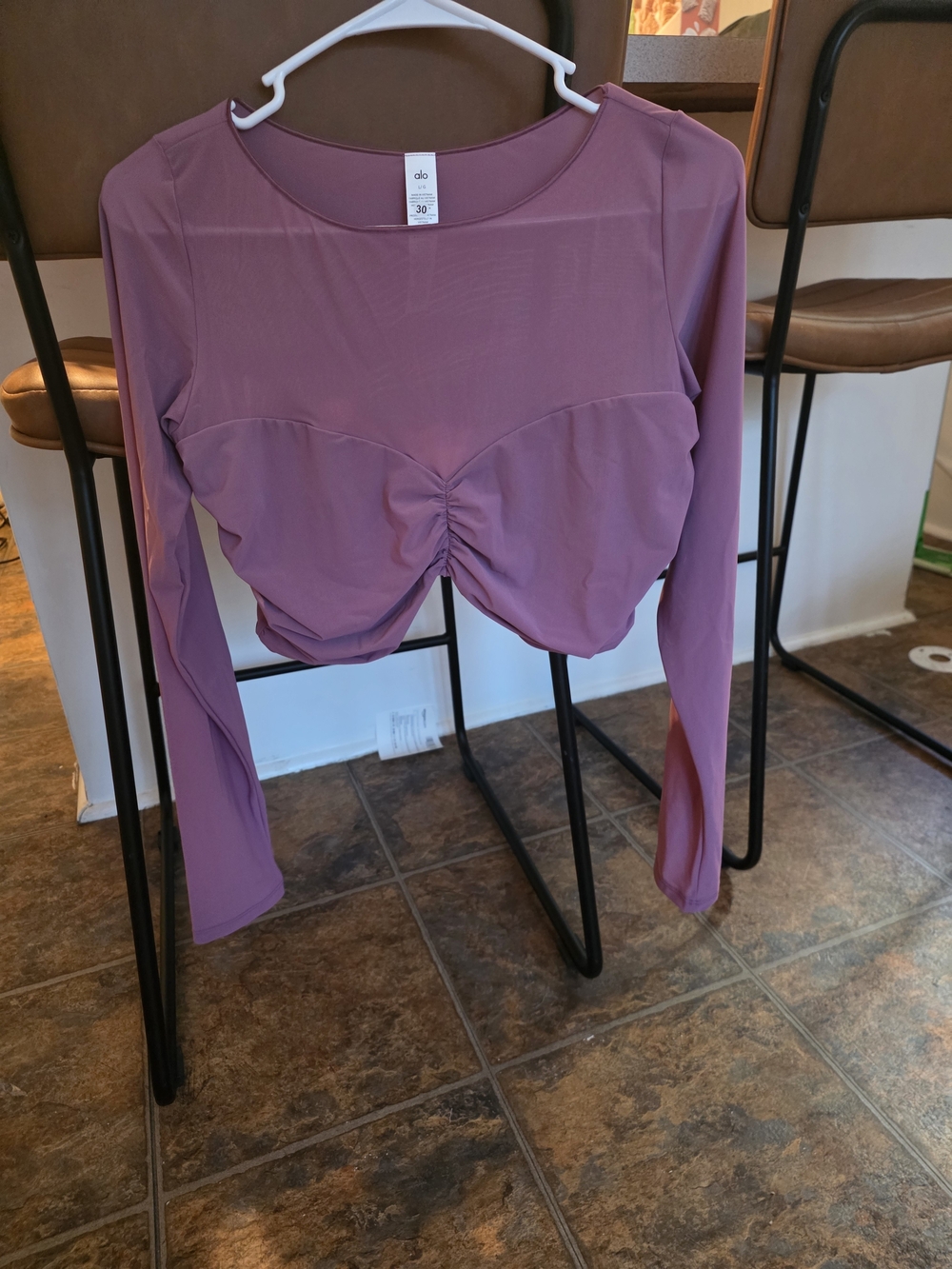Alo Women’s Mauve Long-Sleeve Twist Front Cropped Top